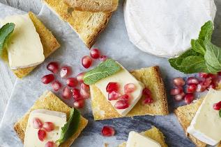 Camembert Crostini