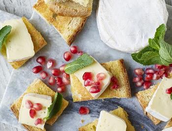 Camembert Crostini
