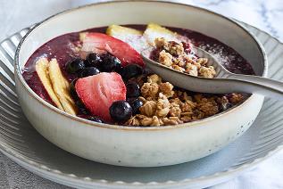 Smoothie bowl with granola