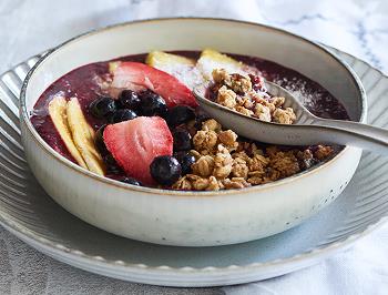 Smoothie bowl with granola