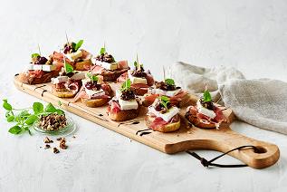 Brie, Cranberry and Prosciutto Crostini with Balsamic Glaze 