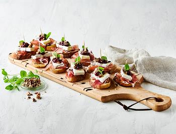 Brie, Cranberry and Prosciutto Crostini with Balsamic Glaze 