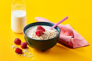 Quick Oats with Raspberries and Fresh Milk 