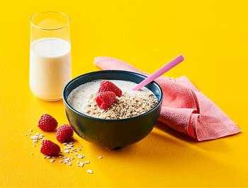 Quick Oats with Raspberries and Fresh Milk 
