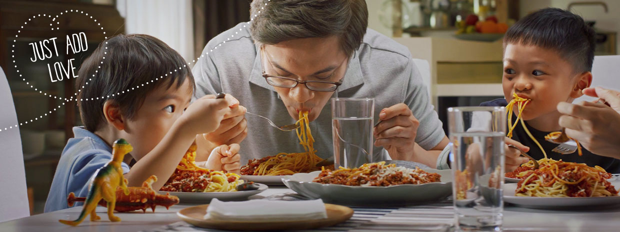 /Files/Images/Emborg/1240x465/1240x465-Malaysia_Family_eating_film_stillpicture_brand_film_brandfilm.jpg