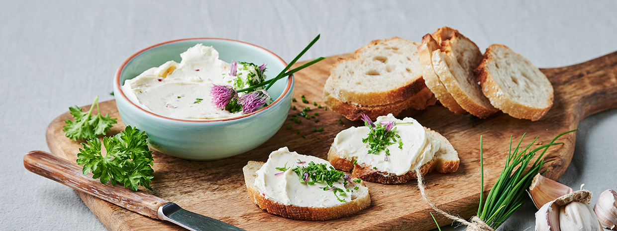 /Files/Images/Emborg/1240x465/1240x465px_Chili_and_Crunchy_Garlic_Spread.jpg