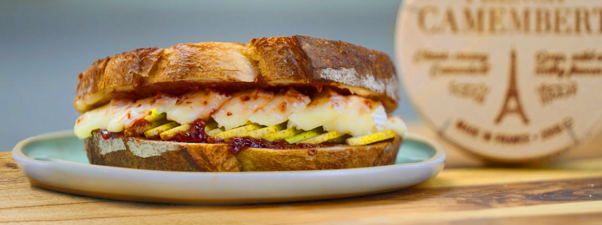 /Files/Images/Emborg/1240x465/1240x465px_Emborg_Camembert_Toastie_with_pear_jam.png